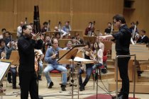 Chinesische Sheng-Spieler Wu Wei gastiert in Begleitungder Bamberger Symphoniker-Bayerische Staatsphilharmonie unter der Leitung des tschechischen Dirigenten Jakub Hrůša in der Philharmonie Köln (&copy; Thomas Brill)